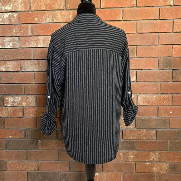 Universal Thread top. S - EUC - Picture 2 of 3